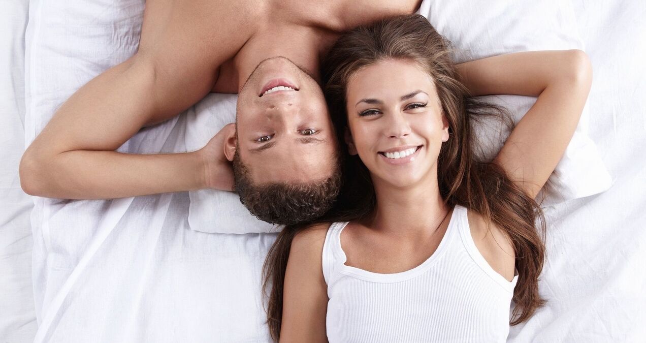 mulher na cama com um homem que aumentou a potência